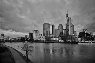 Obraz na płótnie Canvas Skyline of frankfurt with the river main