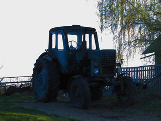 Obraz premium Old tractor near the field.
