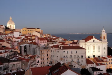 Fototapete Atlantikstraße Lisbon is the capital of Portugal overlooking the Atlantic Ocean. It is a beautiful city full of charm. The Estrela Basilica is a great example of Portuguese Baroque art.