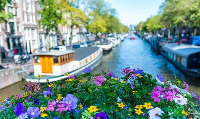 Schilderijen op glas Gracht Canal with flowers in the city of amsterdam © Alexander Glenn