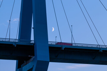 Naklejka premium close-up of Hamburg's Koehlbrand Bridge in the moonlight