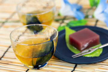 日本の夏を味わう緑茶と和菓子