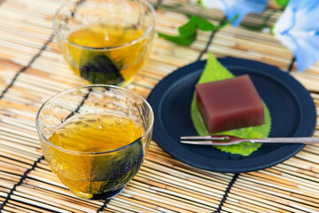 日本の夏を味わう緑茶と和菓子