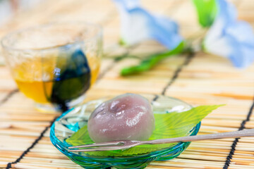 日本の夏を味わう緑茶と和菓子