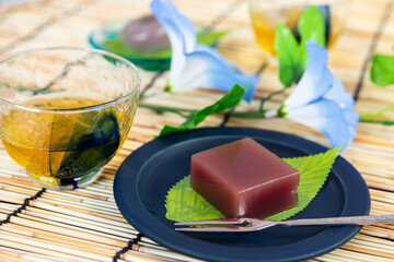 日本の夏を味わう緑茶と和菓子