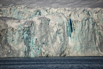 Lodowcowy krajobraz Arktyki © blackspeed