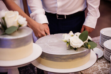 Obraz na płótnie Canvas Wedding cake in soft colors and flowers