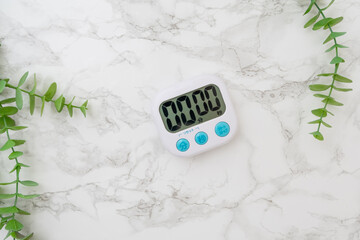 白い大理石の背景と白い電卓