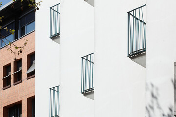 Balkone, Weisses Monotones modernes Wohnhaus, Mehrfamilienhaus, weisse Hauswand, Bremen, Deutschland