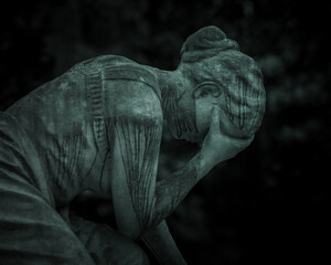 rzeźba płaczącej kobiety