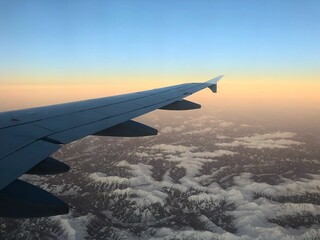Fototapeta na wymiar ヨーロッパの上を飛ぶ飛行機から見た綺麗な空