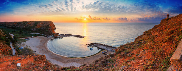 Kustlandschap, panorama - bovenaanzicht van de zonsopgang in de Bolata-baai aan de kust van de Zwarte Zee van Bulgarije