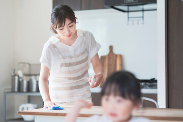 スプレーでテーブルを消毒する