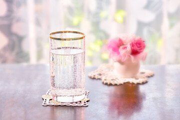 水の入ったグラスが置かれたテーブル