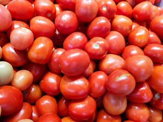 Pattern of tomatoes for sale in supermarket.