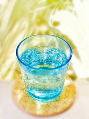 青いグラスに入ったソーダ水
