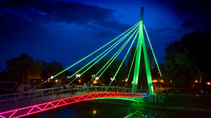 Obraz premium Glowing bridge on the waterfront.