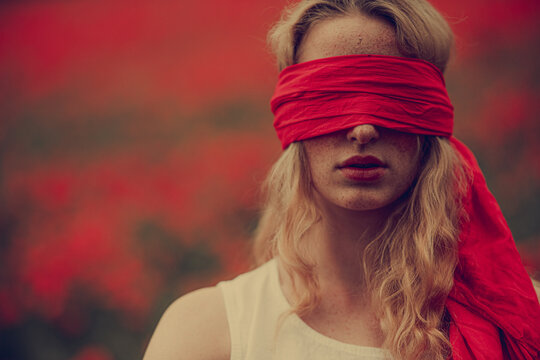 Frau mit roter Augenbinde