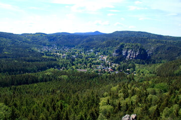 Blick auf die kurstadt oybin bei zittau in sachsen