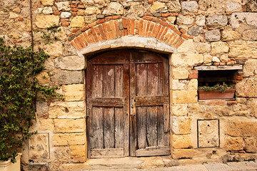 Puerta antigua de madera en casa.