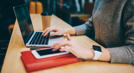 Naklejka premium Skilled programmer communicate with colleagues using laptop application and 4g internet