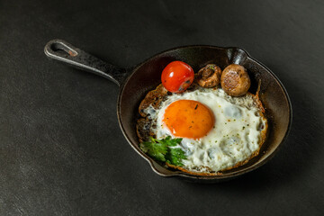 スキレットで作るアウトドアの朝食　 delicious breakfast 