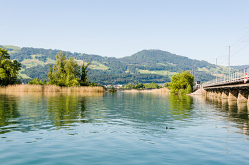 Fototapeta premium Rapperswil, Zürichsee, Obersee, Seeufer, Schilf, See, Seedamm, Holzsteg, Naturschutz, Oberer Zürichsee, Wasservögel, Jona, Schifffahrt, Hurden, Pfäffikon, Sommer, Schweiz
