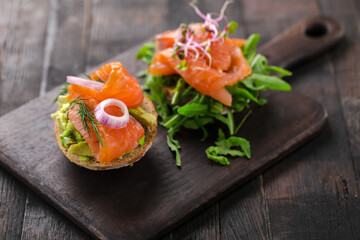 Sandwich with smoked salmon and guacamole.