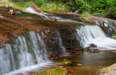 Wodospad kaskadowy w kanionie Kjøsterudjuvet w okolicy Drammen