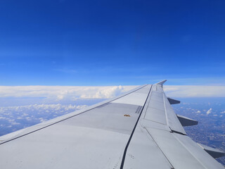 Fototapeta na wymiar airplane wing in blue sky