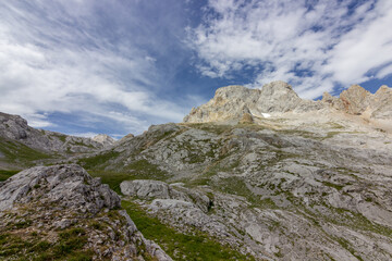 Fototapeta na wymiar Naranjo de Bulnes mountain in Asturias (Spain)