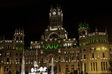 Fototapeta na wymiar historic building in Madrid at night and with lights