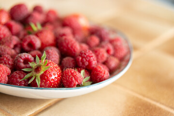 Assiette de fraises et de framboises fraîches dans une cuisine