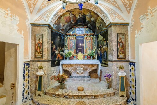 Capilla de la mare de D&egrave;u del Refugi,  retablo barroco, siglo XVII,  castillo de Alar&oacute;, dedicada a los nobles mallorquines Guillermo Cabrit y Guillermo Bassa, Mallorca, balearic islands, Spain