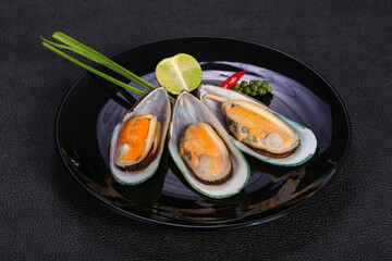 Half mussels with lime and pepper