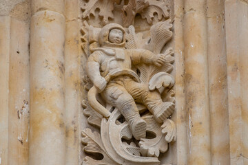 figura de un astronauta , puerta de Ramos,  Catedral de la Asunción de la Virgen,  Catedral Nueva, Salamanca,  comunidad autónoma de Castilla y León, Spain © Tolo