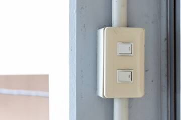 ビルの壁に設置された電源（電気）スイッチ