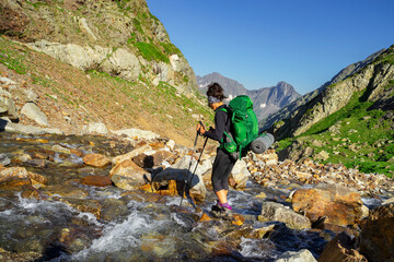 garganta de  de escursionista vadeando un torrente de montaña, Caillouas, louron,  cordillera de los Pirineos, France