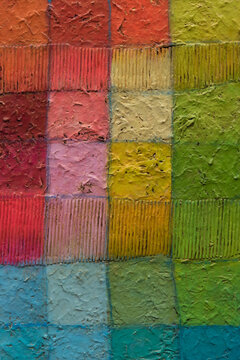 Gespachtelte verschieden-farbige Farbquadrate auf einer Holzplatte - Textur