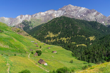Fototapeta na wymiar granjas de biadós y pico Posets, 3371 mts, Valle de Añes Cruces, parque natural Posets-Maladeta, Huesca, cordillera de los Pirineos, Spain