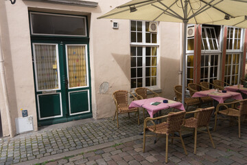 Leere Tische in der Gastronomie im historischen Schnoor-Viertel in Bremen