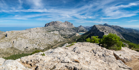Fototapeta na wymiar escursionista contemplando el valle de Binimorat y el Puig Major, 1445 metros de altitud, Paraje natural de la Serra de Tramuntana, Mallorca, balearic islands, Spain