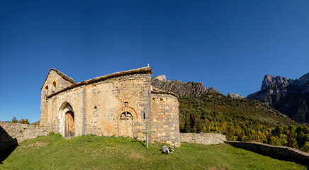 Fototapeta na wymiar iglesia parroquial de San Martín, Sercué , término municipal de Fanlo, Sobrarbe, Huesca, Aragón, cordillera de los Pirineos, Spain