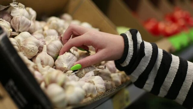 Choice of garlic on the shelf in the store