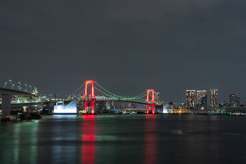東京アラート発令中のレインボーブリッジ夜景