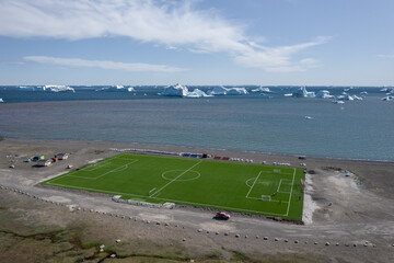 Terrain de football synthétique à Qeqertasuaq, Groenland. © Romain Farge