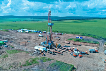 Drilling rig for oil well drilling. Equipment for drilling oil a © Deniz
