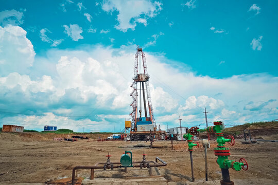Drilling rig for oil well drilling. Equipment for drilling oil and gas well.