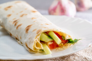 roll with tomatoes, cucumbers, garlic and herbs