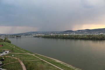 Obraz premium landscape, moody cloud, ray of sunshine, a ray of sunshine, a ray of hope, hope, hope is ahead, light in darkness, moody cloud, river, reflection, danube, Budapest, city, mountain summer, spring, 